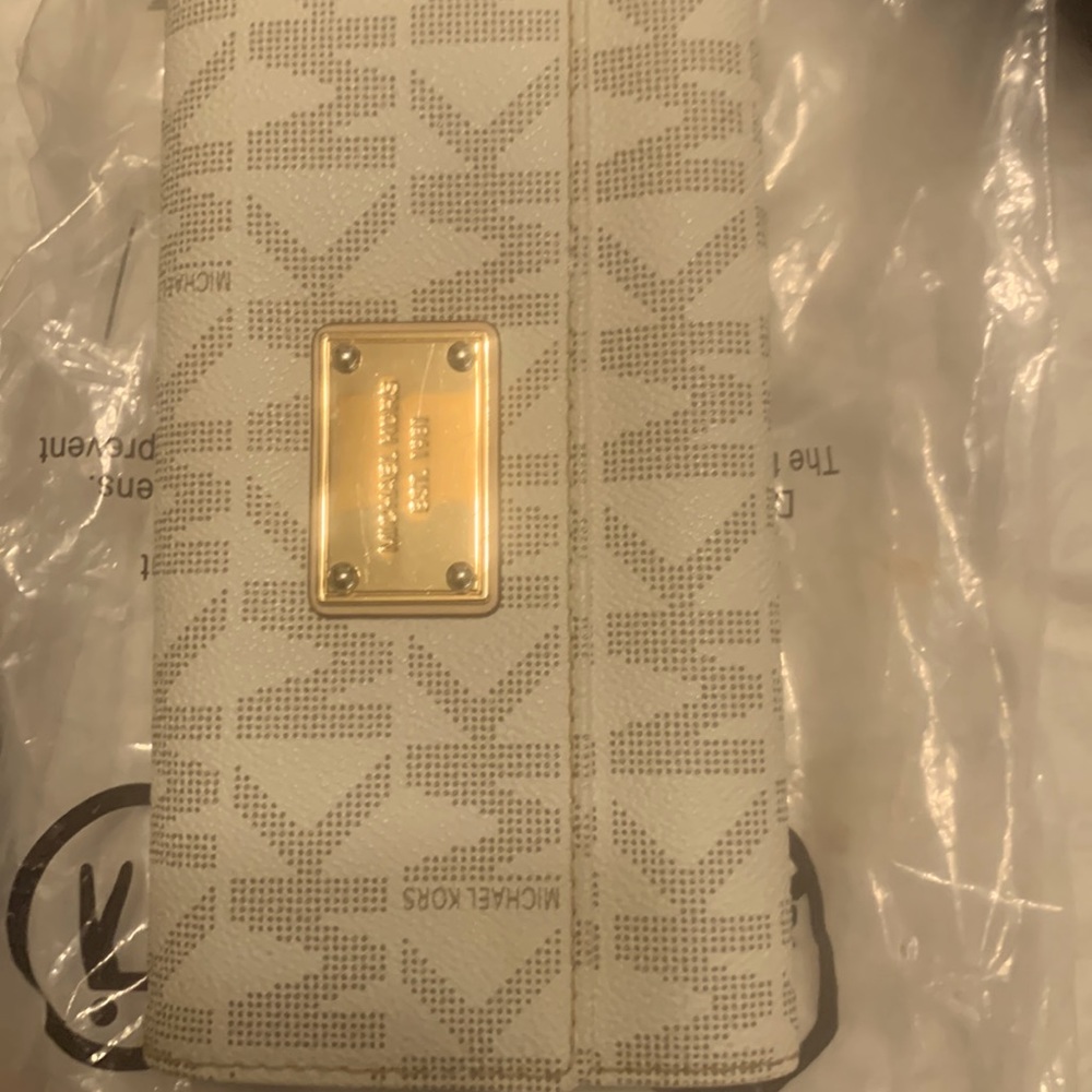 Marc Jacob’s great used condition. White and light grey MJ monogram liated low